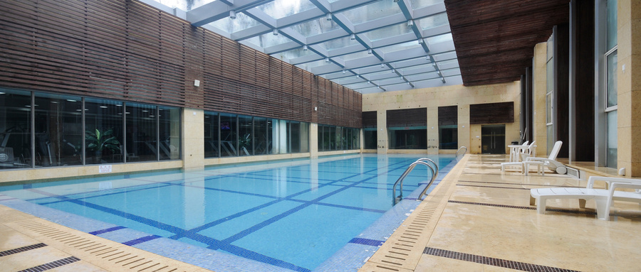 碧波下的隱憂：泳池安全與余氯守護